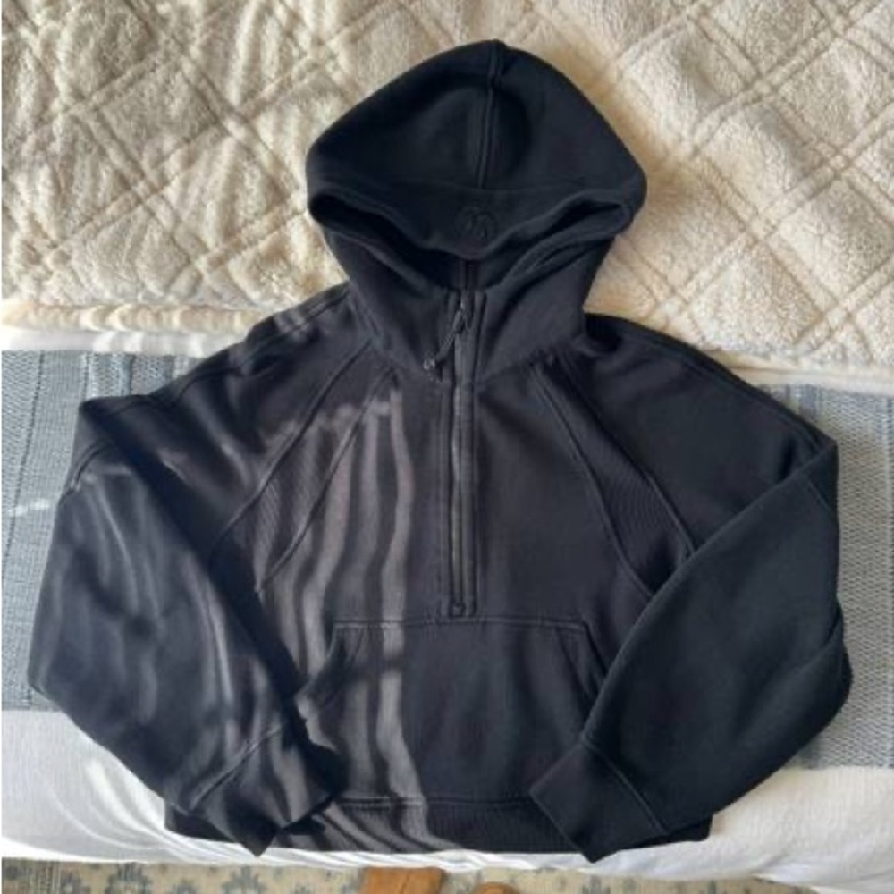 Lululemon black crop scuba